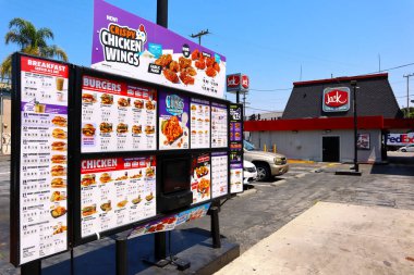 Los Angeles, Kaliforniya - 9 Temmuz 2024: Jack in the Box American Fast Food Restoran zinciri, servis edilen tavuk, patates kızartması, hamburger, çizburger, sandviç, taco ve börek