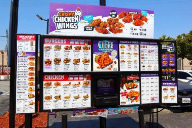 Los Angeles, Kaliforniya - 9 Temmuz 2024: Jack in the Box American Fast Food Restoran zinciri, servis edilen tavuk, patates kızartması, hamburger, çizburger, sandviç, taco ve börek