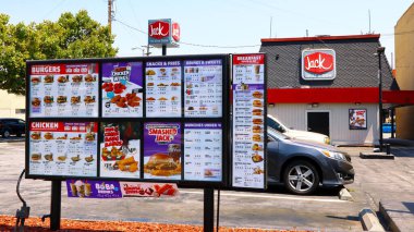 Los Angeles, Kaliforniya - 9 Temmuz 2024: Jack in the Box American Fast Food Restoran zinciri, servis edilen tavuk, patates kızartması, hamburger, çizburger, sandviç, taco ve börek