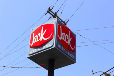 Los Angeles, Kaliforniya - 9 Temmuz 2024: Jack in the Box American Fast Food Restoran zinciri, servis edilen tavuk, patates kızartması, hamburger, çizburger, sandviç, taco ve börek