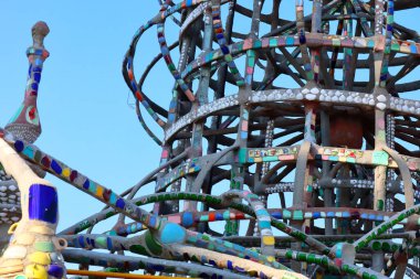 Los Angeles, Kaliforniya - 9 Temmuz 2024: Simon Rodia Eyalet Tarihi Parkı 'nda bulunan mimari yapılar Simon Rodia tarafından WATTS TowERS' in detayları