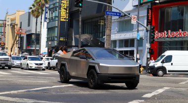 Hollywood, Los Angeles, California - 9 Temmuz 2024: Hollywood Bulvarı 'nda Tesla Cybertruck arabası