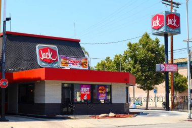 Los Angeles, Kaliforniya - 9 Temmuz 2024: Jack in the Box American Fast Food Restoran zinciri, servis edilen tavuk, patates kızartması, hamburger, çizburger, sandviç, taco ve börek