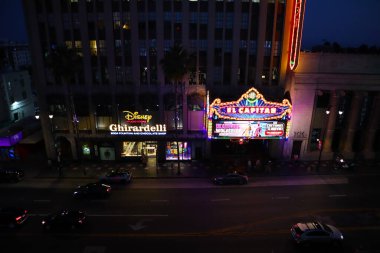 Hollywood, Los Angeles, California - 20 Temmuz 2024: Hollywood Bulvarı Şöhret Bulvarı Gece Ovation Hollywood ve Dolby Tiyatrosu terasından