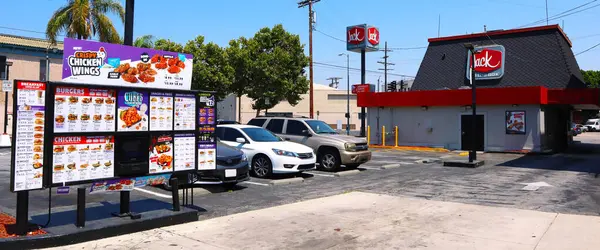 Los Angeles, Kaliforniya - 9 Temmuz 2024: Jack in the Box American Fast Food Restoran zinciri, servis edilen tavuk, patates kızartması, hamburger, çizburger, sandviç, taco ve börek