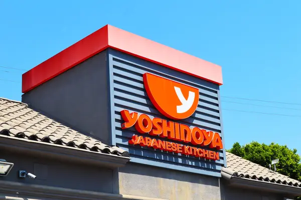 Los Angeles, Kaliforniya - 9 Temmuz 2024: YOSHINOYA Japon Mutfağı Fast Food Restoranı