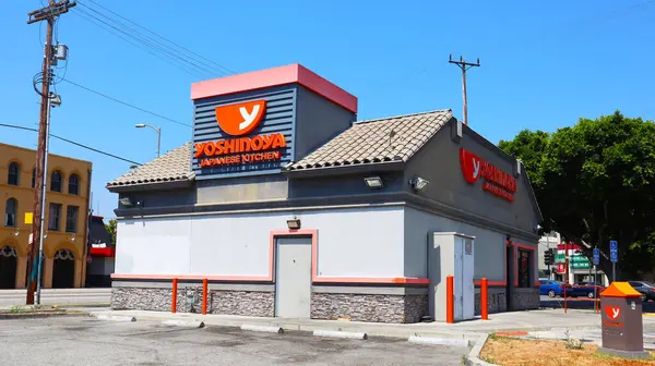 Los Angeles, Kaliforniya - 9 Temmuz 2024: YOSHINOYA Japon Mutfağı Fast Food Restoranı