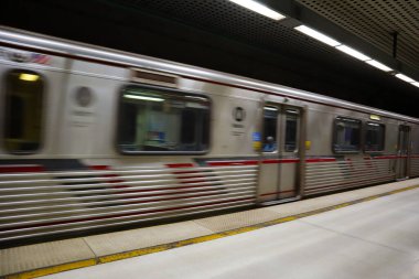 Los Angeles, Kaliforniya - 16 Temmuz 2024: Los Angeles Metro Tren Treni B Hattı İstasyonda Harekete Geçiyor
