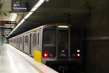 Los Angeles, Kaliforniya - 16 Temmuz 2024: Los Angeles Metro Tren Treni B Hattı İstasyonda Harekete Geçiyor