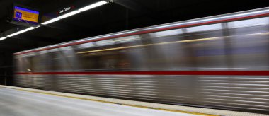 Los Angeles, Kaliforniya - 16 Temmuz 2024: Los Angeles Metro Tren Treni B Hattı İstasyonda Harekete Geçiyor