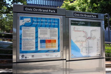 Los Angeles, California - 16 Temmuz 2024: Los Angeles Metro Demiryolu Bilgi Paneli Şehir Merkezi Grand Park