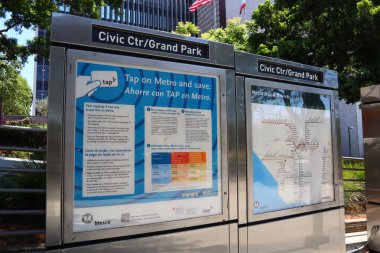 Los Angeles, California - 16 Temmuz 2024: Los Angeles Metro Demiryolu Bilgi Paneli Şehir Merkezi Grand Park
