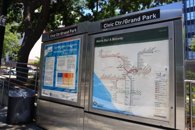 Los Angeles, California - 16 Temmuz 2024: Los Angeles Metro Demiryolu Bilgi Paneli Şehir Merkezi Grand Park