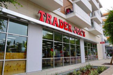 Batı Hollywood, California - 12 Temmuz 2024: TRADER Joe 'nun Amerikan Market zinciri