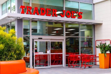Batı Hollywood, California - 12 Temmuz 2024: TRADER Joe 'nun Amerikan Market zinciri