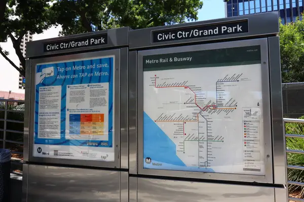 Los Angeles, California - 16 Temmuz 2024: Los Angeles Metro Demiryolu Bilgi Paneli Şehir Merkezi Grand Park