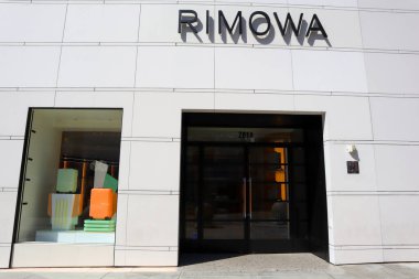Beverly Hills, California - 18 Temmuz 2024 Rodeo Drive, Beverly Hills 'deki RIMOWA moda mağazası