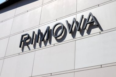 Beverly Hills, California - 18 Temmuz 2024 Rodeo Drive, Beverly Hills 'deki RIMOWA moda mağazası