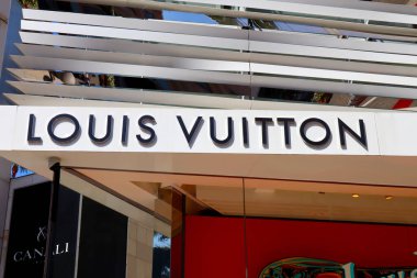 Beverly Hills, California - 18 Temmuz 2024: Rodeo Drive, Beverly Hills 'deki LOUIS VUO Moda Dükkanı