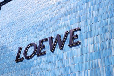 Beverly Hills, California - 18 Temmuz 2024: Rodeo Drive, Beverly Hills 'deki LOEWE moda mağazası 