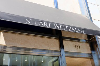 Beverly Hills, California - 18 Temmuz 2024: Rodeo Drive, Beverly Hills 'deki STUART WEITZMAN Moda Dükkanı