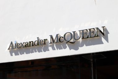 Beverly Hills, California - 18 Temmuz 2024: Rodeo Drive, Beverly Hills 'deki ALEXANDER McQUEEN moda mağazası