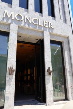 Beverly Hills, California - 18 Temmuz 2024: Rodeo Drive, Beverly Hills 'deki Moncler moda mağazası