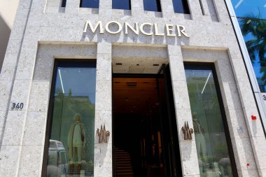 Beverly Hills, California - 18 Temmuz 2024: Rodeo Drive, Beverly Hills 'deki Moncler moda mağazası