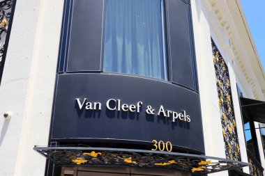 Beverly Hills, California - 18 Temmuz 2024: VAN CLEEF ve ARPELS Moda Dükkanı Rodeo Drive, Beverly Hills