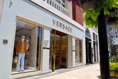 Beverly Hills, California - 18 Temmuz 2024: Rodeo Drive, Beverly Hills 'deki VERSACE moda mağazası