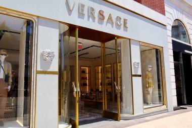 Beverly Hills, California - 18 Temmuz 2024: Rodeo Drive, Beverly Hills 'deki VERSACE moda mağazası