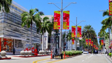 Beverly Hills, California - 18 Temmuz 2024: Rodeo Drive, Beverly Hills 'deki moda mağazaları