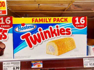 Los Angeles, Kaliforniya 21 Temmuz 2024: Bir süpermarkette rafta duran farklı HOSTESS, Snack Cakes kutuları