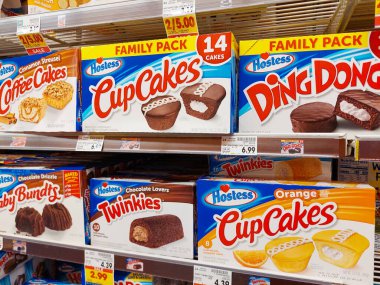 Los Angeles, Kaliforniya 21 Temmuz 2024: Bir süpermarkette rafta duran farklı HOSTESS, Snack Cakes kutuları
