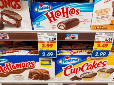 Los Angeles, Kaliforniya 21 Temmuz 2024: Bir süpermarkette rafta duran farklı HOSTESS, Snack Cakes kutuları