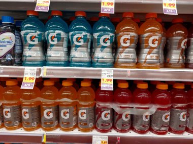 Los Angeles, Kaliforniya 21 Temmuz 2024: Bir süpermarkette raftaki farklı GATORADE Şişeleri