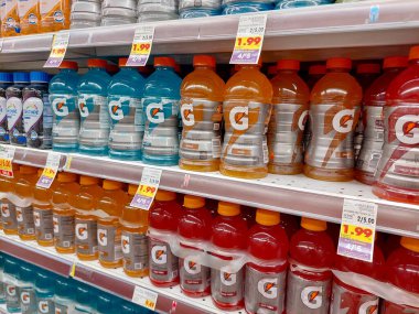 Los Angeles, Kaliforniya 21 Temmuz 2024: Bir süpermarkette raftaki farklı GATORADE Şişeleri