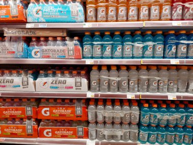 Los Angeles, Kaliforniya 21 Temmuz 2024: Bir süpermarkette raftaki farklı GATORADE Şişeleri