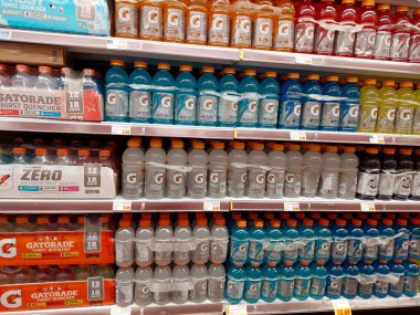 Los Angeles, Kaliforniya 21 Temmuz 2024: Bir süpermarkette raftaki farklı GATORADE Şişeleri