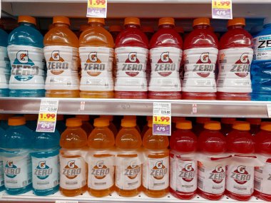 Los Angeles, Kaliforniya 21 Temmuz 2024: Bir süpermarkette raftaki farklı GATORADE Şişeleri