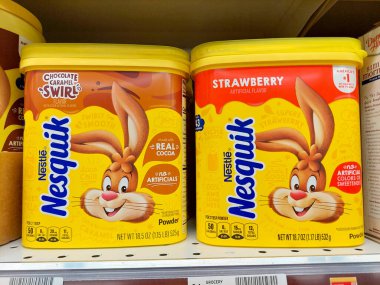 Los Angeles, California - 21 Temmuz 2024: NESQUIK Çikolata bir süpermarkette rafta. Nesquik bir Nestl markası.
