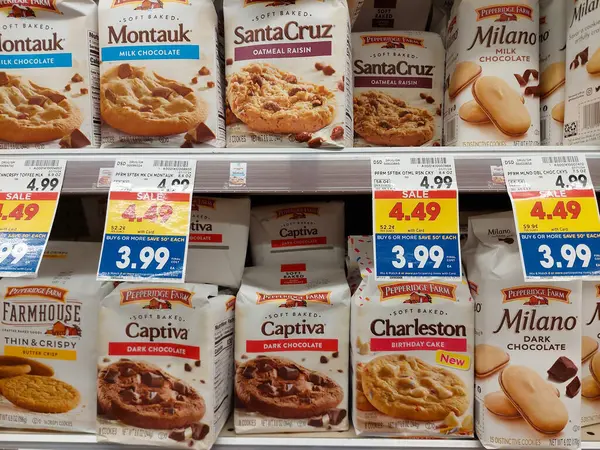 Los Angeles, California - 21 Temmuz 2024: PEPPERIDGE FARM Kurabiyeleri bir süpermarkette rafta