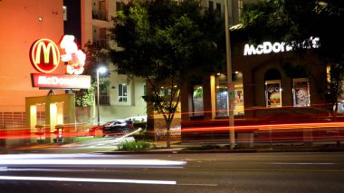 Los Angeles, California - 18 Temmuz 2024: Geceleri McDonald 's fast food restoranı