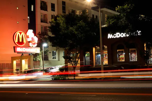 Los Angeles, California - 18 Temmuz 2024: Geceleri McDonald 's fast food restoranı