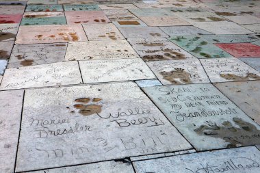 Hollywood, Los Angeles, California - 22 Temmuz 2024: TLC Grauman 'ın Çin Tiyatrosu El İzleri ve imzaları tiyatronun ön avlusuna işlendi