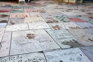 Hollywood, Los Angeles, California - 22 Temmuz 2024: TLC Grauman 'ın Çin Tiyatrosu El İzleri ve imzaları tiyatronun ön avlusuna işlendi