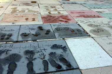 Hollywood, Los Angeles, California - 22 Temmuz 2024: TLC Grauman 'ın Çin Tiyatrosu El İzleri ve imzaları tiyatronun ön avlusuna işlendi