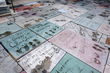 Hollywood, Los Angeles, California - 22 Temmuz 2024: TLC Grauman 'ın Çin Tiyatrosu El İzleri ve imzaları tiyatronun ön avlusuna işlendi