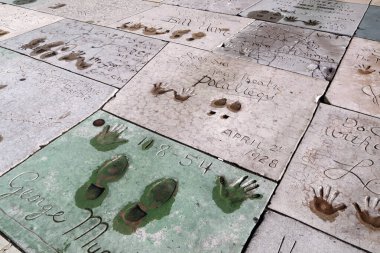 Hollywood, Los Angeles, California - 22 Temmuz 2024: TLC Grauman 'ın Çin Tiyatrosu El İzleri ve imzaları tiyatronun ön avlusuna işlendi