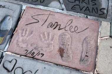 Hollywood, Los Angeles, California - 22 Temmuz 2024: TLC Grauman 'ın Çin Tiyatrosu El İzleri ve imzaları tiyatronun ön avlusuna işlendi
